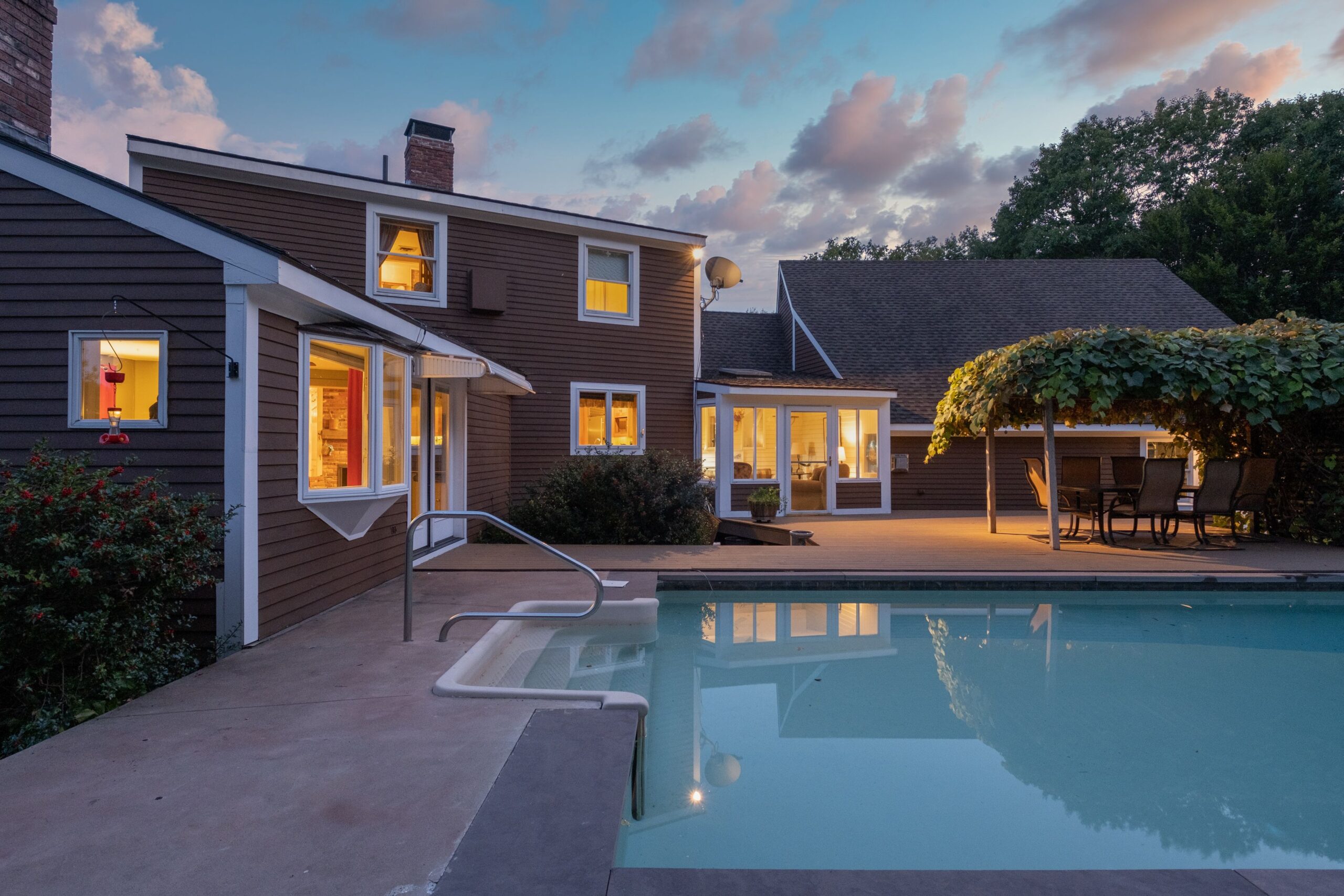 Cozy home with evening pool